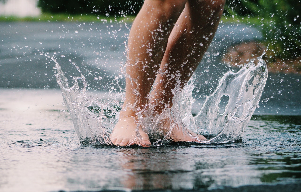 A person's feet in water

Description automatically generated with low confidence